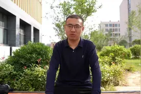 姜萍火遍网络，手捏蛤蟆照引热议图片