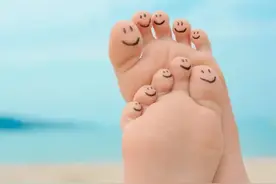 老人常说“二拇脚趾头长，长大了不养娘”，但真的是这样吗？图片