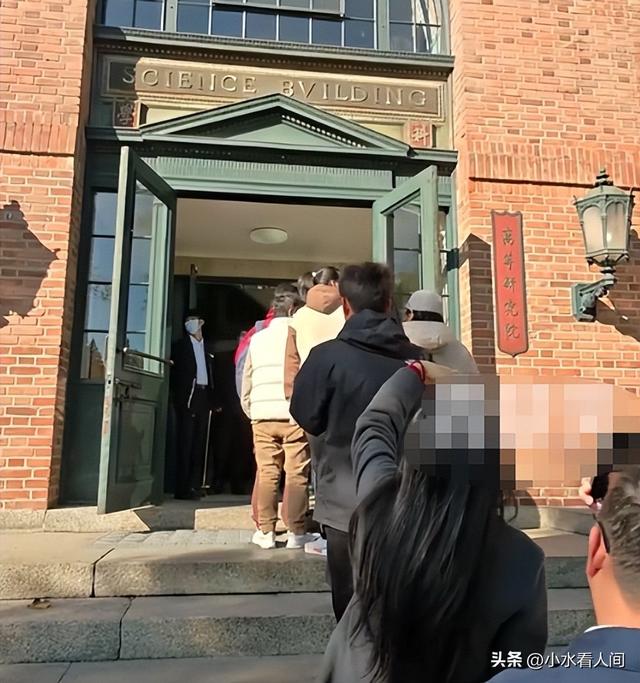 杨振宁刚去世，翁帆终于发声，字字催泪，清华大学吊唁堂细节感人
