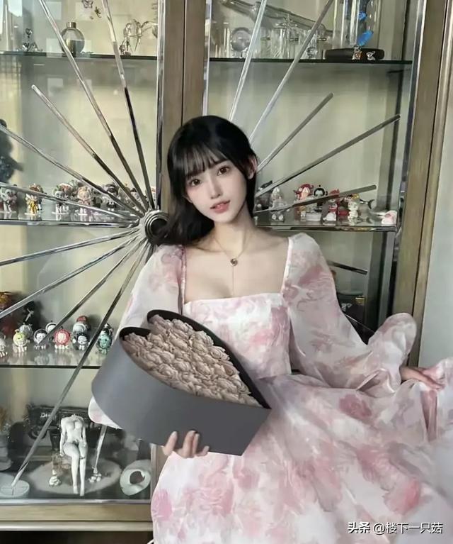 23岁七七前凸后翘超绝腰臀比 难怪44岁林俊杰送她50w包 带去见家长