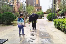 太原老人缘何热衷写地书？来感受他们独特的怡情健身方式图片