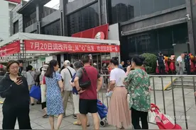 整体降价20%！员工涨薪，一周工作不超过40小时，还不考核KPI！知名品牌门店学胖东来“爆改”，顾客大排长队图片