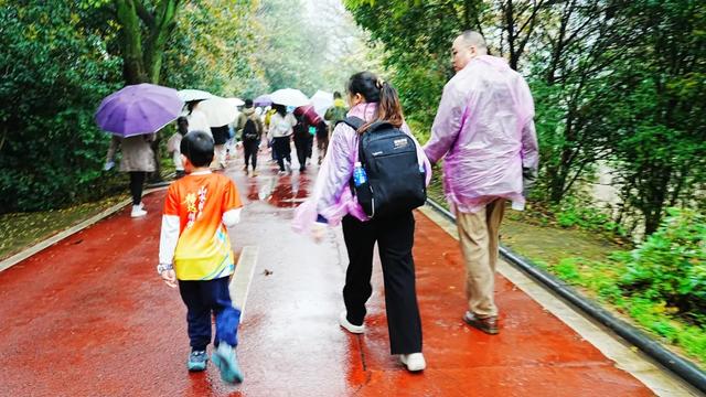 桂林：20000名徒步爱好者漫步美丽的桃花江畔！