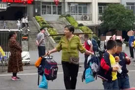 奶奶接四个孙儿放学，直接化身“沙僧”挑上扁担，评论区笑死我了图片