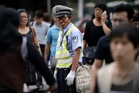 昆明聋子张：“冒充”交警34年，对行人怒骂挥拳，却被称昆明好人图片