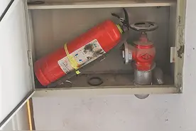 哈尔滨东升嘉园小区居民反映：灭火器过期一年没更换图片