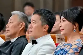 金鸡奖台上，江湖地位、人情冷暖，在陈道明身上体现得淋漓尽致图片