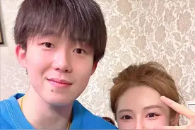 24岁王楚钦拜访刘国正夫妇，37岁师娘芦璐盛赞大头，网友：好年轻图片