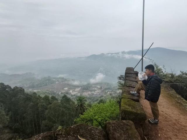 重庆江津丹霞绝壁上的军事要塞，冷兵器时代堪称不可攻克之地