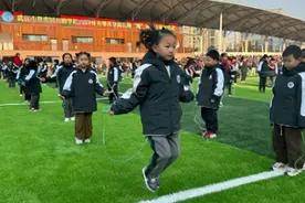 武汉一学校开学展示跳绳成果，老师都看呆了，这些小学生好会玩！图片