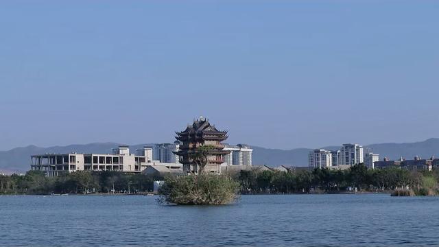 云南有大海的沙滩的城市，昆明动车1小时直达，四季如春度假小城