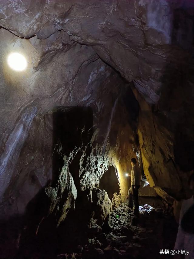 再登辽阳千米高峰白云山，云雾弥漫，金莲花盛开