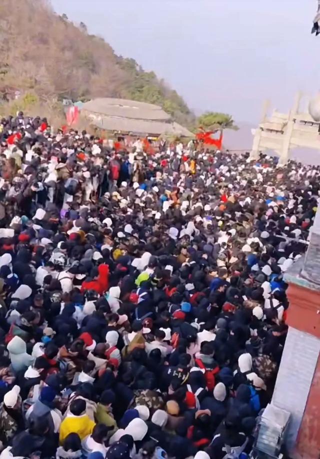 第一批逃离“精装”社交的人，偷偷躲在这里嗨