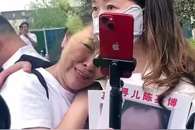 2023年邓博妈妈在郑州寻亲大会上哭得肝肠寸断，今年邓博回来了！图片