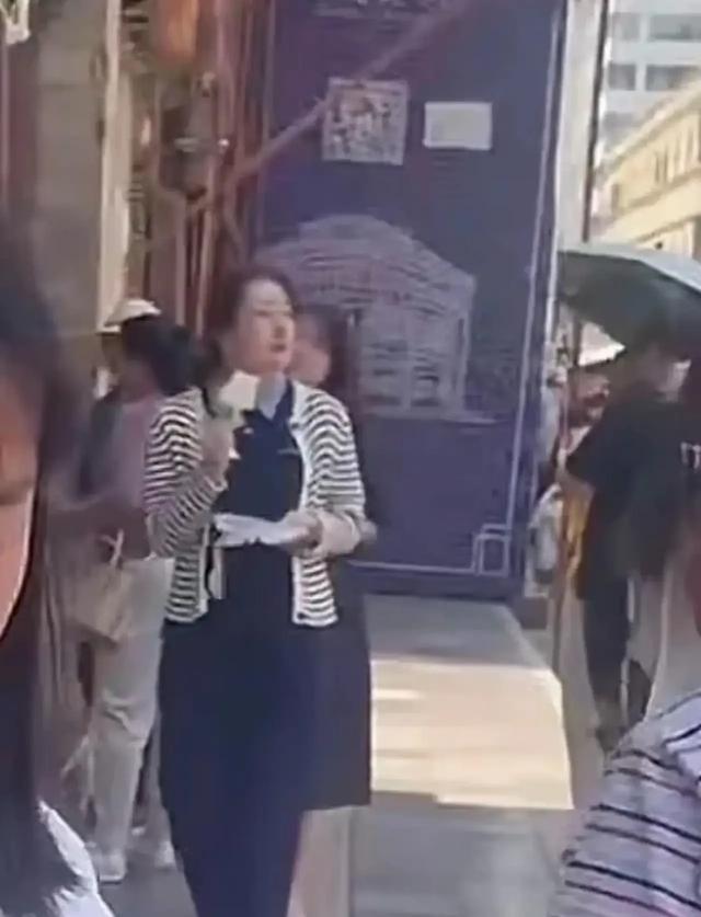 宗馥莉云南出差被偶遇：素颜针织衫配凉鞋，身价千亿却零保镖