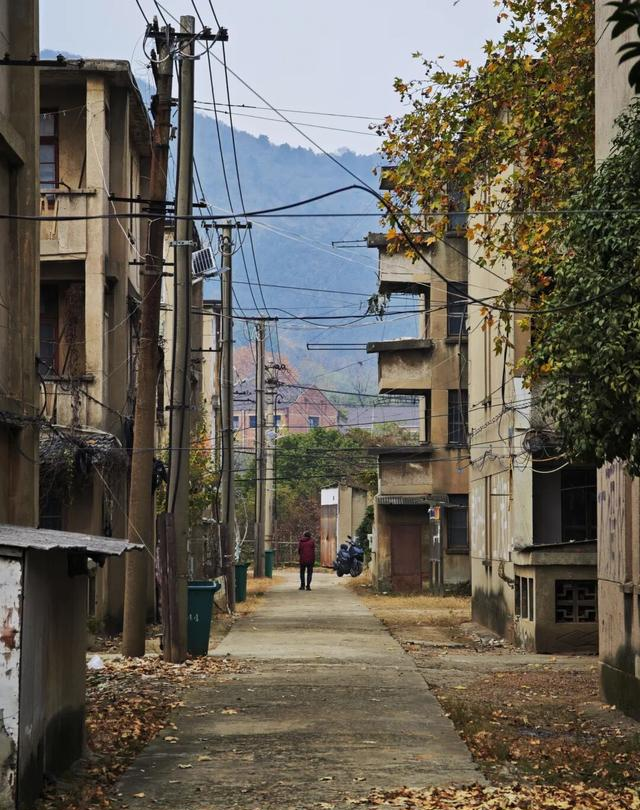 南京南郊山区被时间封印30余年的“矿山小镇”
