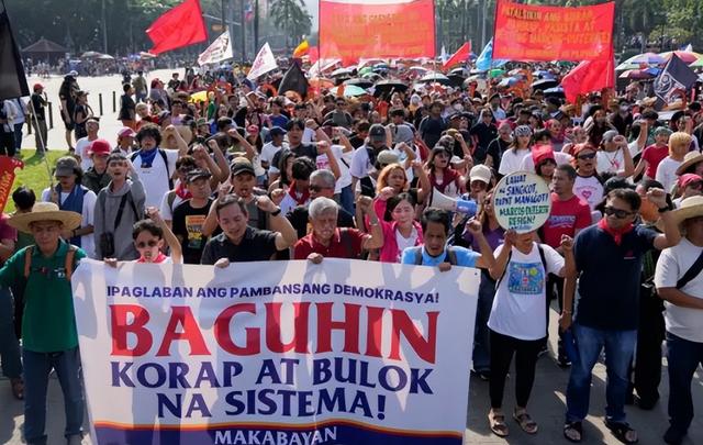 中国新大使到任，握着递交的国书，马科斯突然对华改口求和