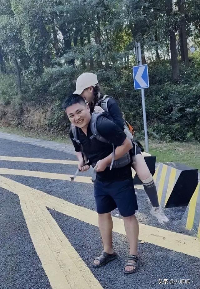 广东女子登山脚崴，被陌生小伙背40分钟下山，恶心的一幕出现了