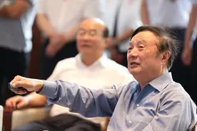 任正非早期名片上，华为公司在8-9楼，有人来面试，数半天只有8层图片