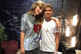 霉霉演唱会上穿连体泳衣 秀火辣身材热浪四溢图片