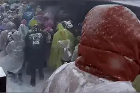 降雪致吉林长白山天池景区关闭，有游客在户外等待一小时，景区回应图片