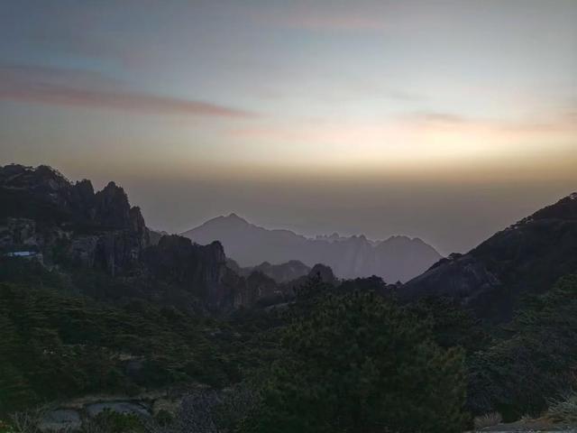 漫步黄山松掩山丛树杪，云隐仙踪徒步蹬道千阶