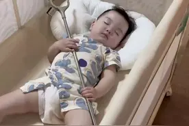 宝妈吐槽孩子的阿贝贝是撑衣杆，每晚都要惊心动魄一次，评论笑死图片