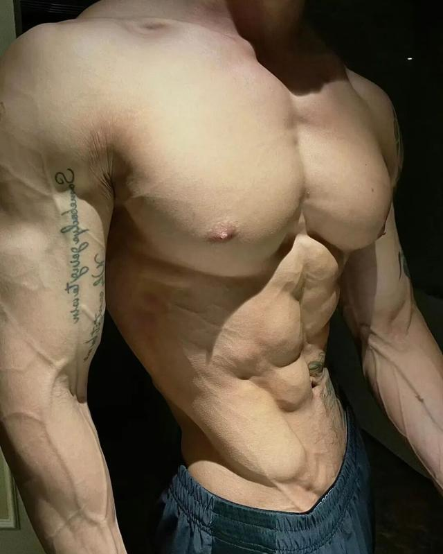 身高187的健身肌肉男网红，野外写真秀身材颜值，简直绝绝子