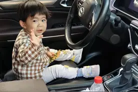 晰元成长日记：与爷爷奶奶的开心互动图片