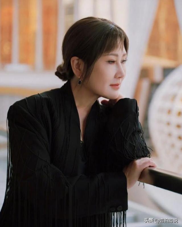 恶心一幕出现了！张凯丽因不得体穿搭被热议，刘晓庆的话得到印证