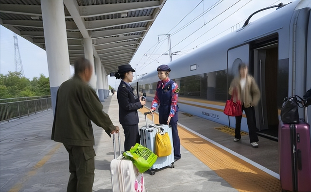 武汉首发！火车变“移动酒店”！每间房都能洗澡，首发上座率95%