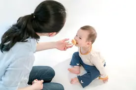 放弃母乳喂养的妈妈自私？别再以爱之名绑架她，母乳喂养的利与弊图片