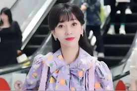 70岁赵雅芝穿嫩粉衣服被骂！网友：老太太扮少女，越看越尴尬！图片