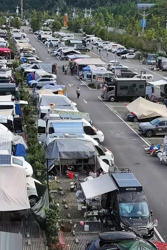 国庆年轻人路边搭帐篷火了！100块帐篷PK1000块酒店。