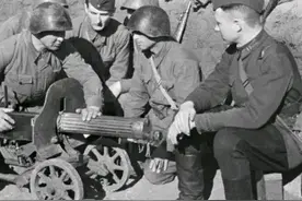 用前朝剑斩本朝敌，二战期间，苏军使用了哪些沙俄时代武器？图片