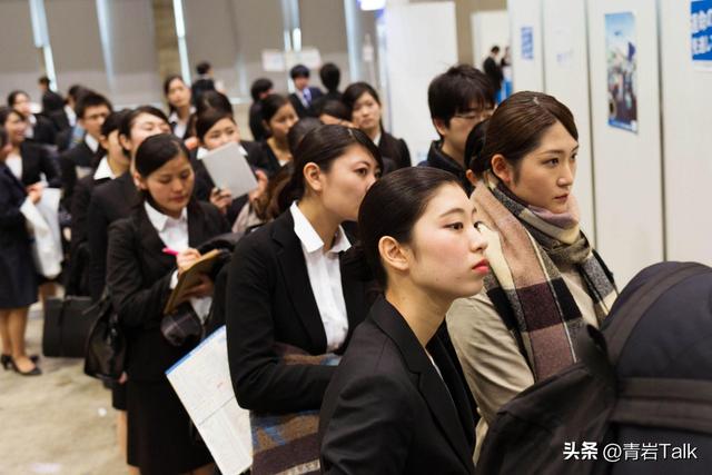 风暴眼，退休老人的第一次日本游，就这样被高市早苗整黄了