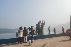 重庆又一个洋人街，春节游人如织，天空之镜成网红图片