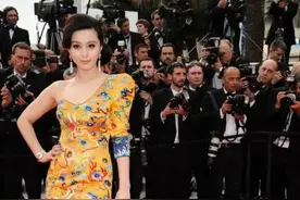 意外走光、认错人、腋下出汗，这些女星尴尬瞬间，让人哭笑不得图片