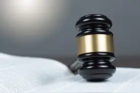 云南一男子从32楼过道跳窗自杀，家属状告小区物业，法院判决图片