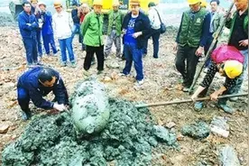 2016年，四川工地挖出一个大“炸弹”，拆开后竟然价值连城图片