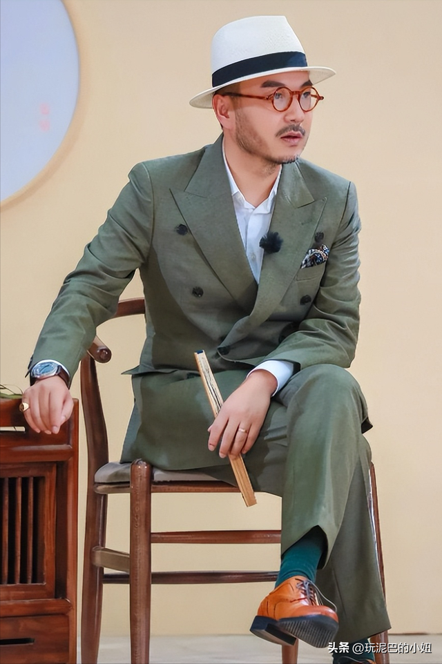 51岁汪涵现状:常年居住在长沙,穿人字拖嚼槟榔,大烟斗不离身