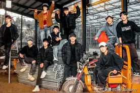 种地吧2：十个勤天收到春晚邀约，猛男泡澡秀肌肉，王一珩当班长图片