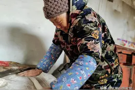 儿媳妇给老妈买件1000块钱羽绒服，聚会还没结束就到了大姐的身上图片