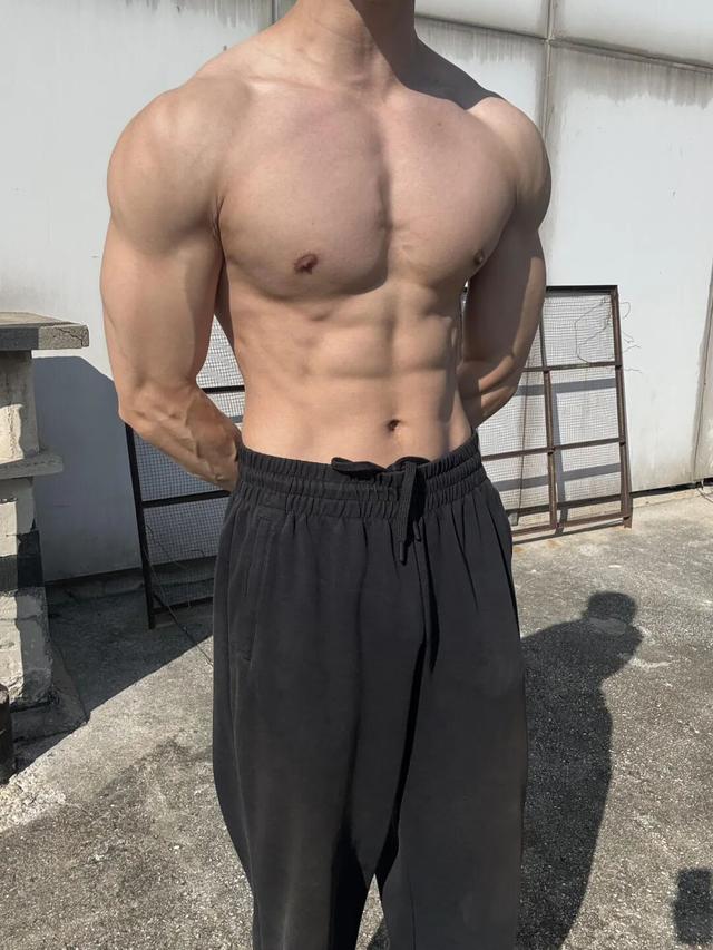 26岁北京自由健身教练，晒泵感肌肉，这身材可以制霸健身房了