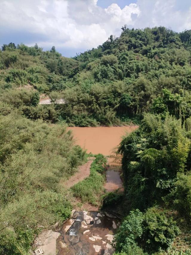 沿合（江）习（水）公路，跨越川黔边界