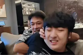 吴镇宇一家人聚餐，儿子费曼身体健壮帅气，小肌肉男图片