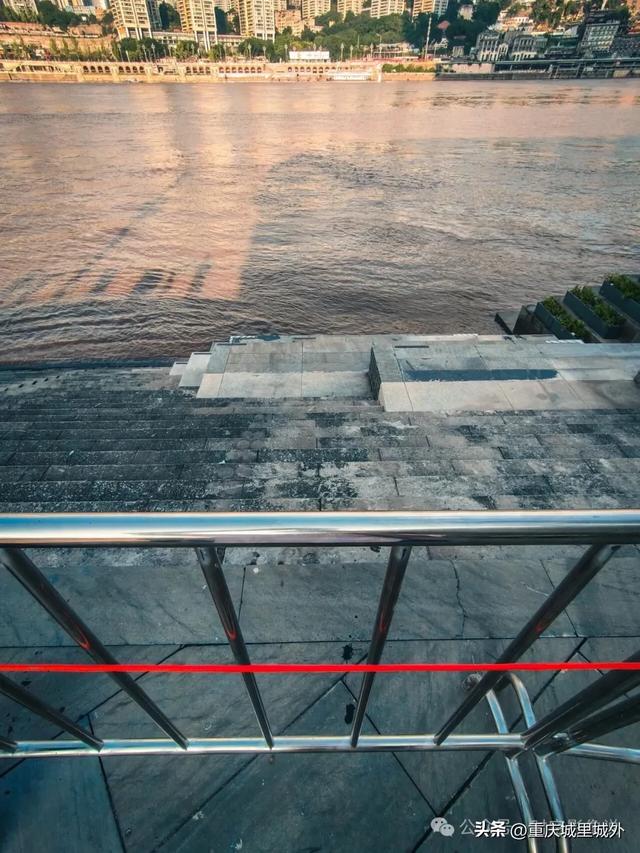 一组“进一步开放了”的重庆朝天门广场美图,“亲水”就不要想了
