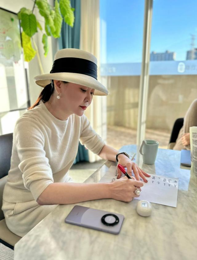 王小骞分享矮小症女儿近况，11岁早早经过2年治疗，身高已长到150