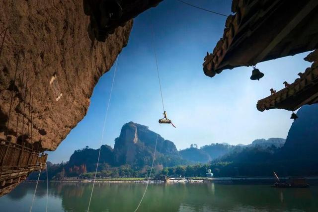 联动抖音官方ip“来江西晒个秋”带你玩转鹰潭，跟随旅游主播，打卡秋日同款场景！