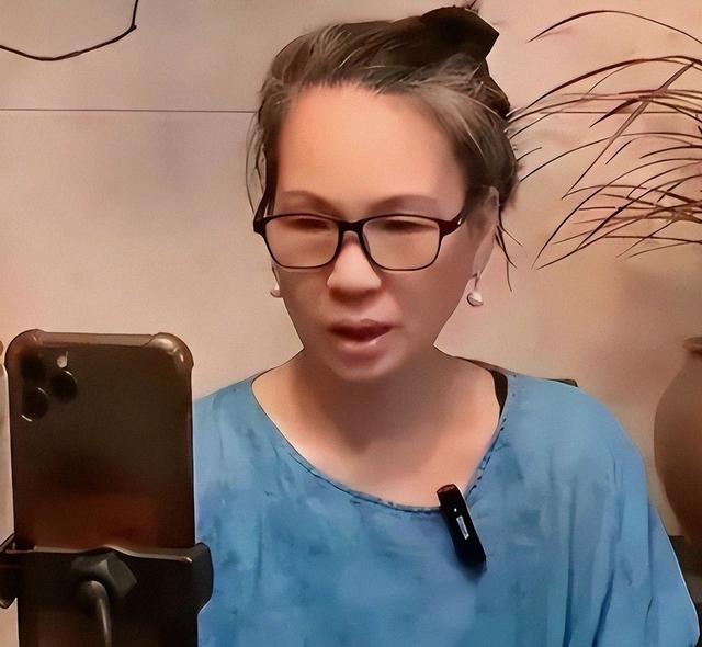 赖昌星妻子曾明娜现状 独居三千平老宅 做饭弄花草活成人生赢家